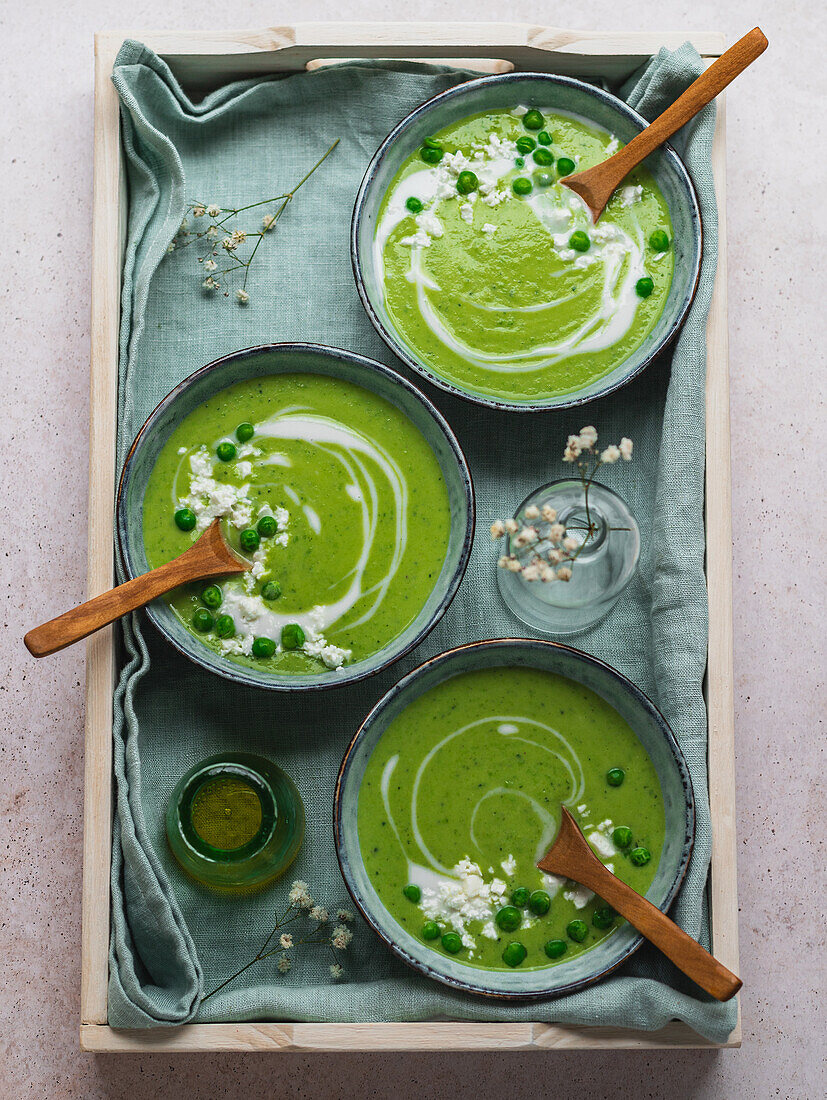 Erbsencremesuppe in Schalen, auf Holztablett mit Serviette