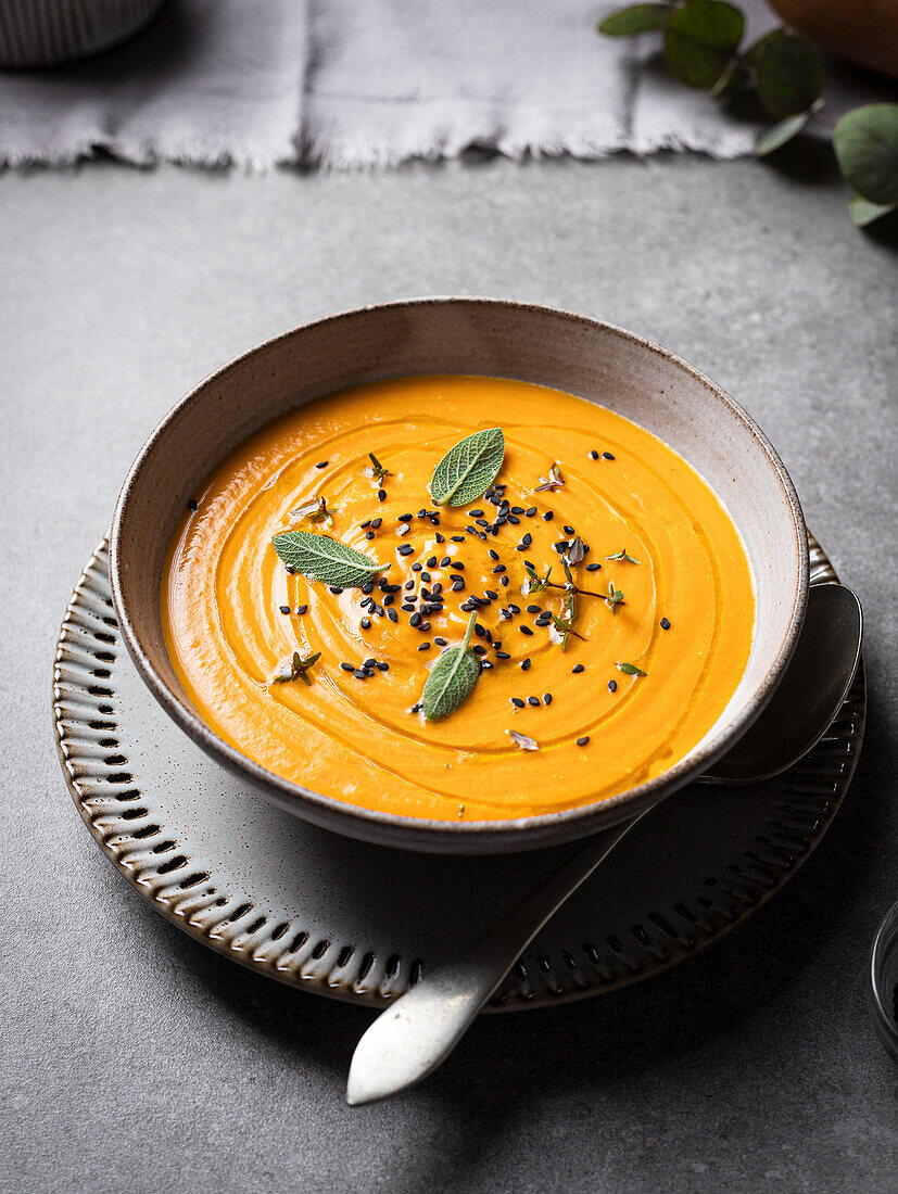 Kürbissuppe mit Gewürzen in einer Schale