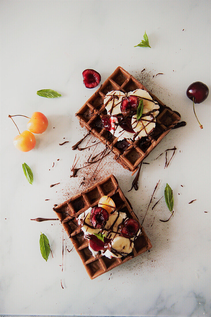 Schokoladenwaffeln mit Sahne und Kirschen