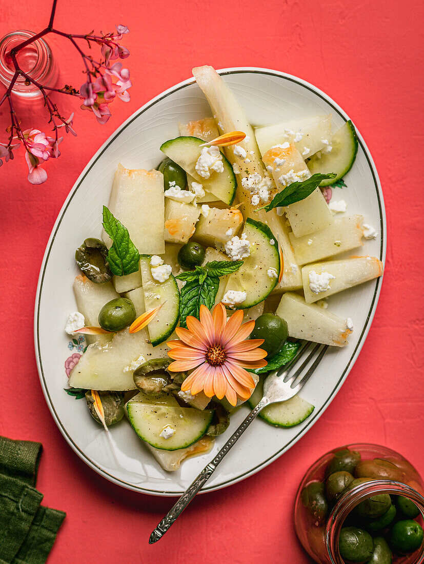 Melonensalat mit Gurken, Oliven, Feta und Minze