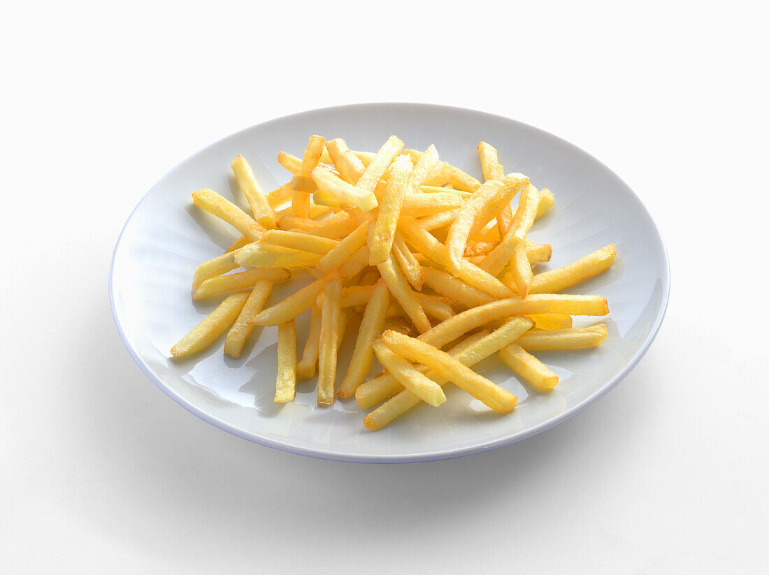 Pommes frites auf weißem Teller