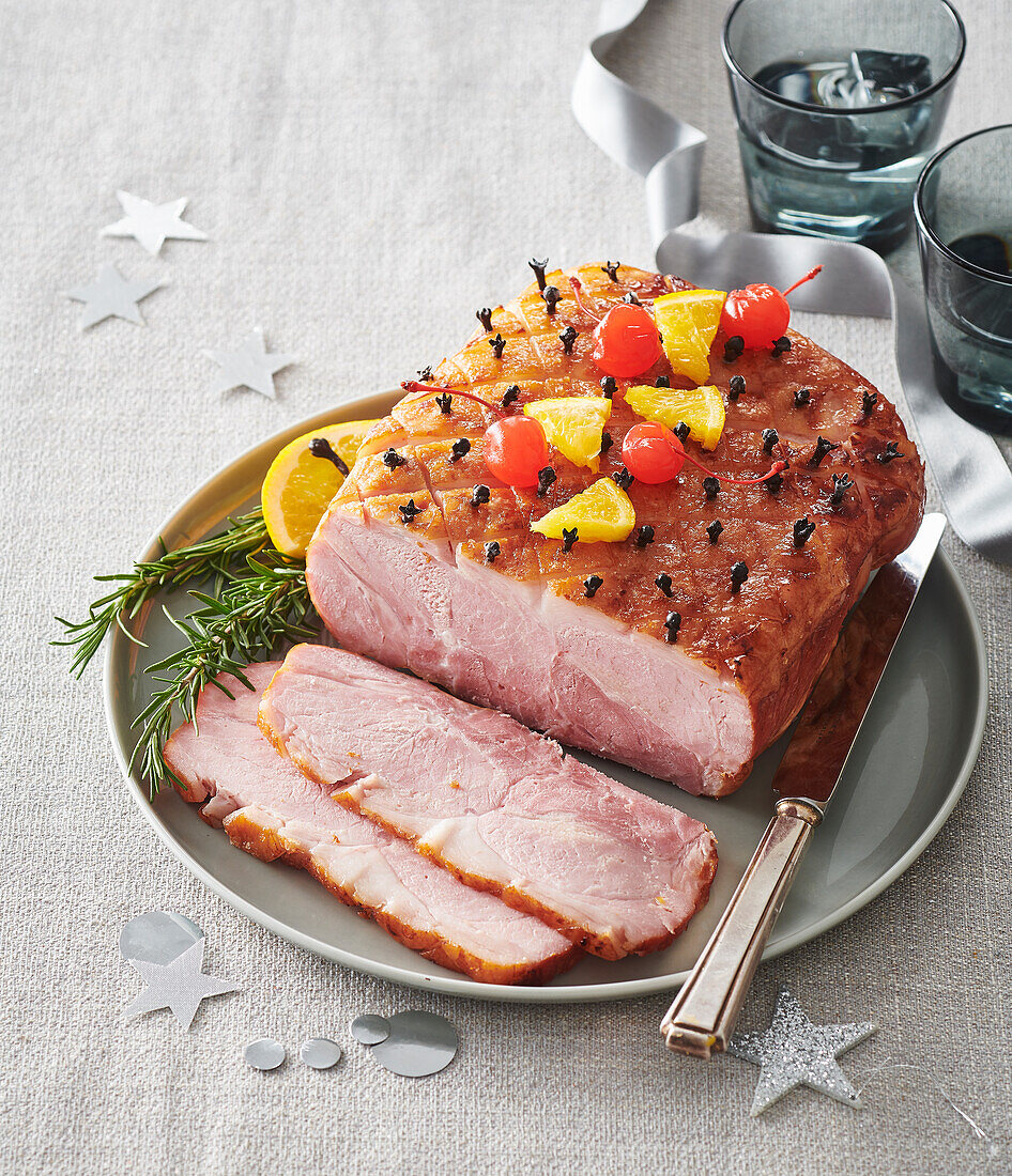 Baked ham with cloves (Christmas)