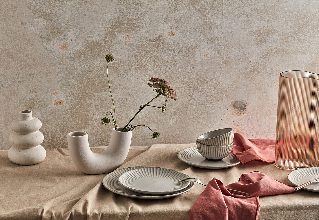Set table in beige and rosé in natural Japandi style