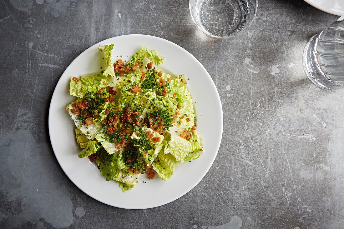 Eisbergsalat mit Croutons und Schnittlauch