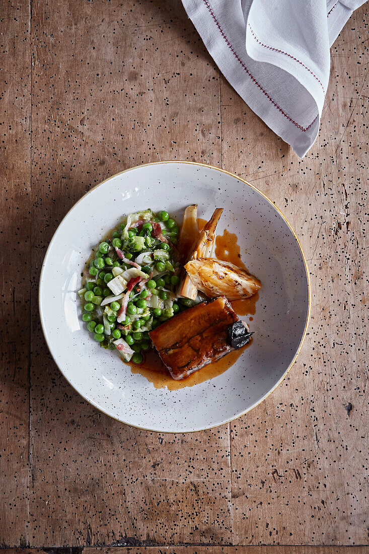 Gebratene Aubergine und Fenchel mit Erbsen-Speck-Salat