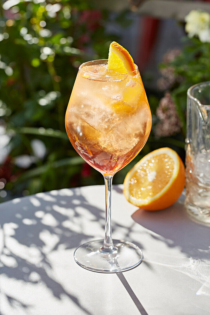 Erfrischender Cocktail auf Orangenbasis