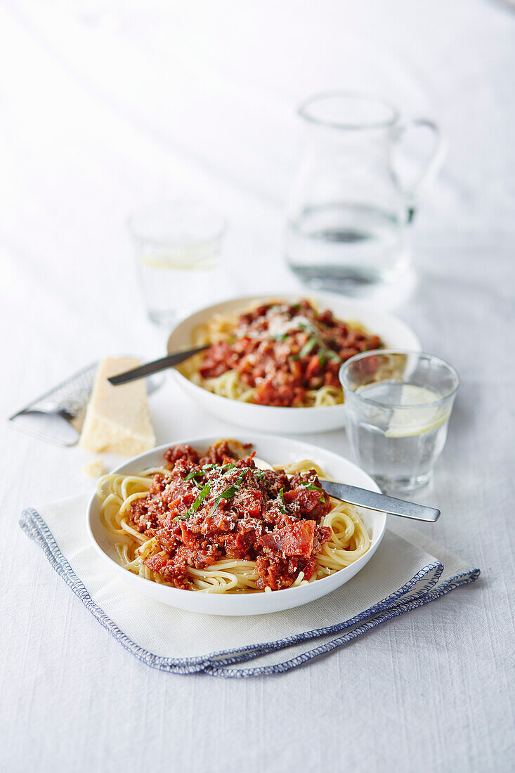 Spaghetti Bolognese mit Salami und Basilikum