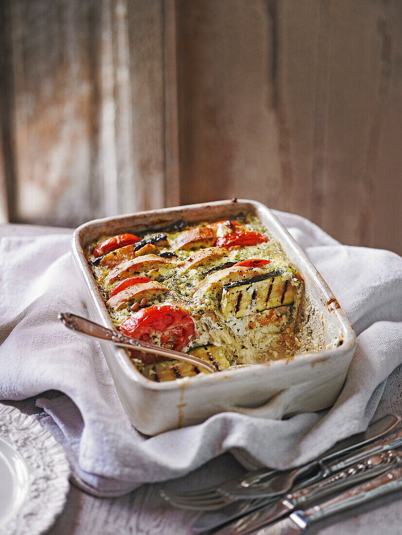 Herzhafter Brotauflauf mit Käse, Zucchini und Pesto