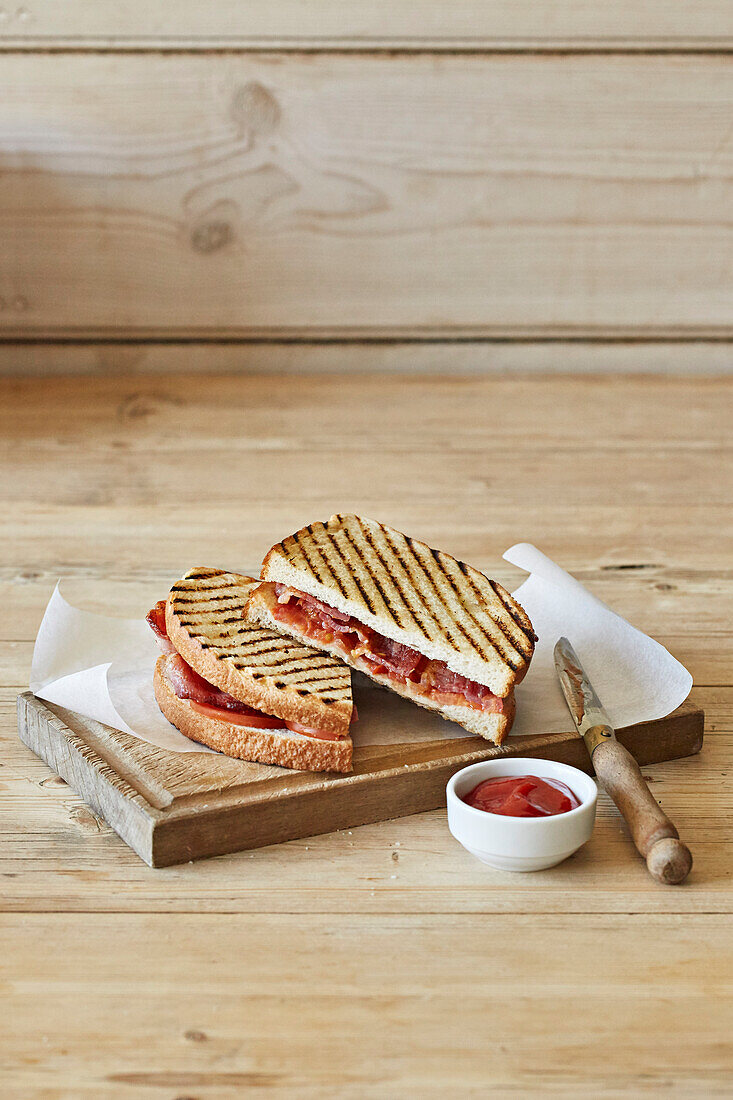 Gegrilltes Sandwich mit Speck und Tomaten