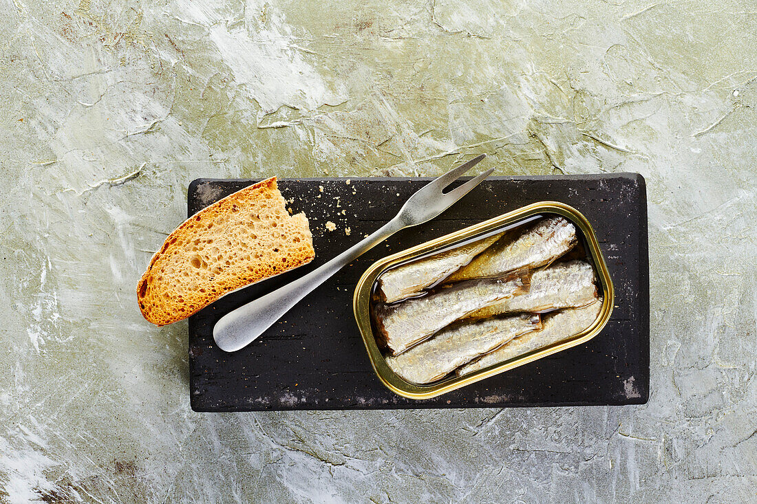 In Olivenöl eingelegte Sardinen in Konservendose dazu geröstetes Brot