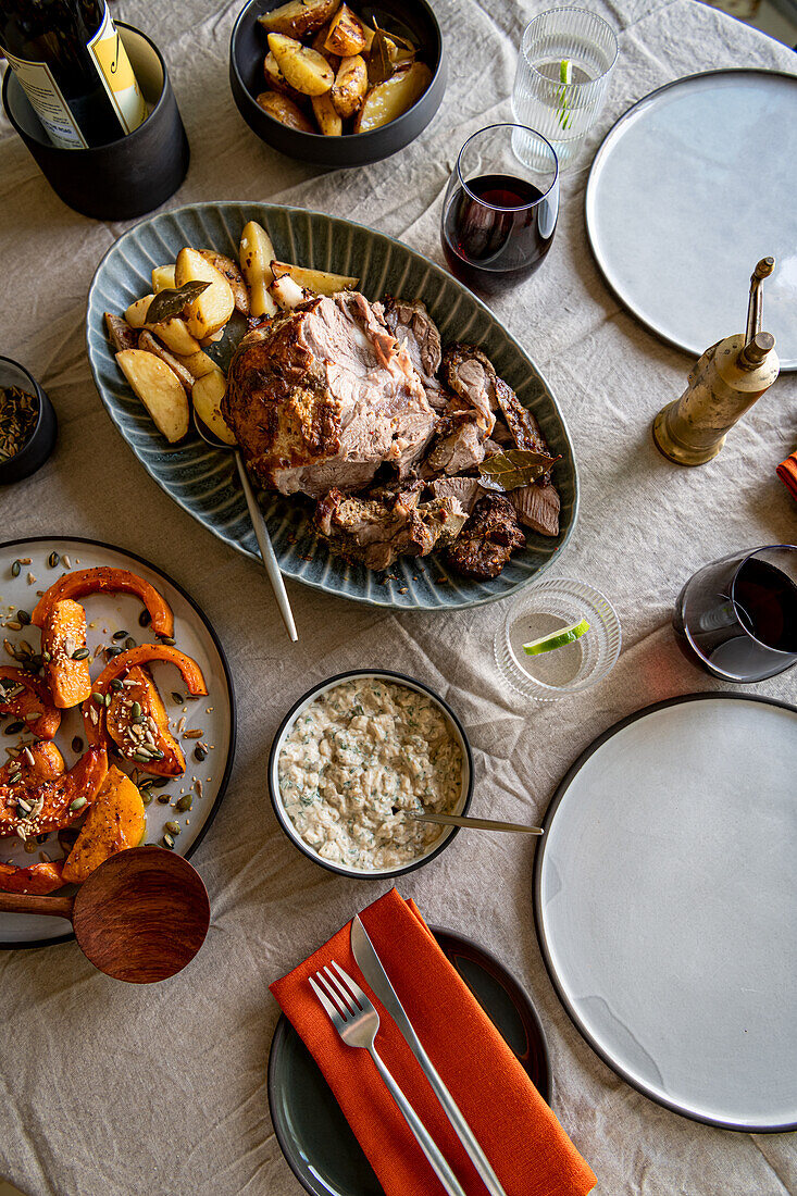 Lammbraten mit Bratkartoffeln, Butternusskürbis, Babaganoush und Rotwein