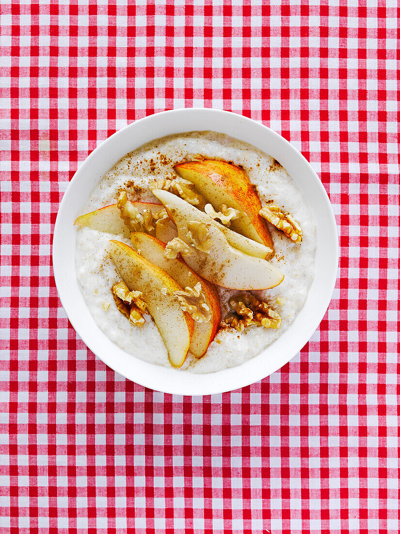 Porridge with pear, walnut and cinnamon