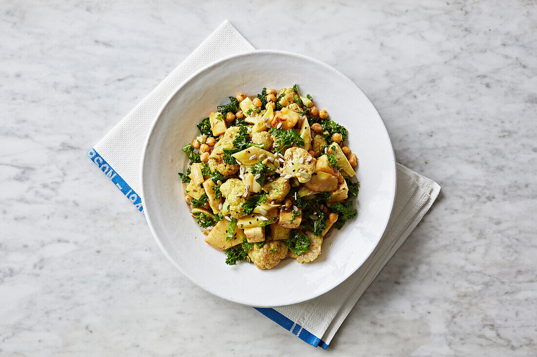 Vegetable salad with kale, cauliflower and chickpeas