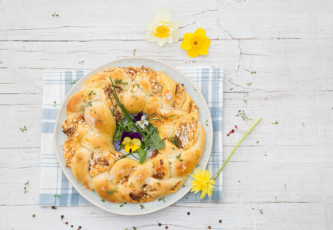 Spicy yeast wreath