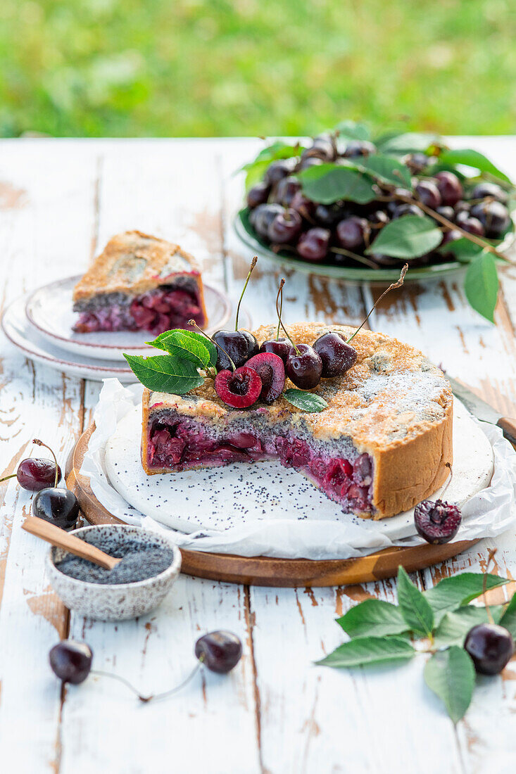 Kirsch-Mohn-Torte mit Crumble und Frischkäse