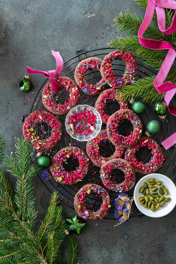 Schokoladenkringel verziert mit gefriergetrockneten Himbeeren