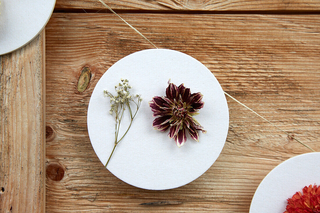 DIY-Girlande aus runden Scheiben mit Blumen