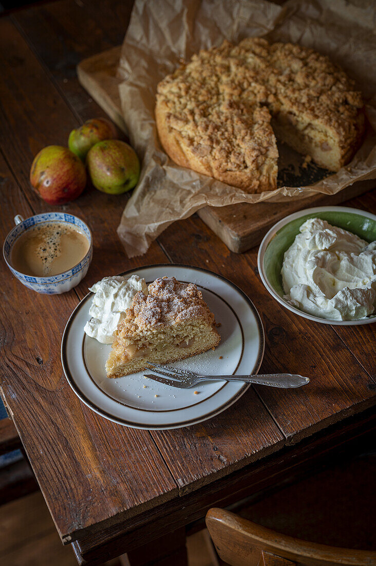 Apple cake with cream