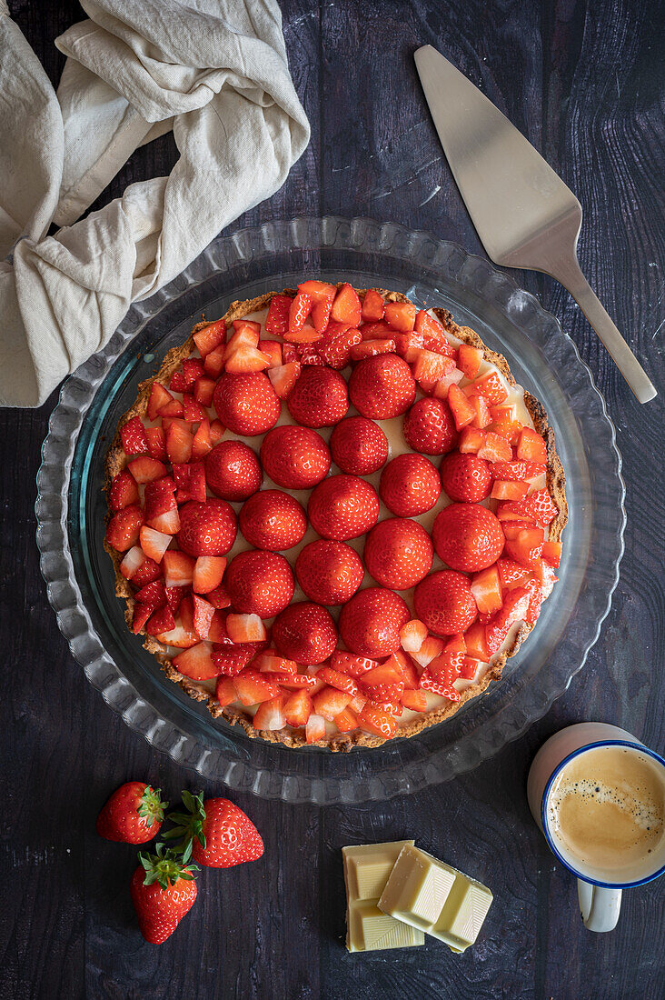 Grated cake with white chocolate and strawberries