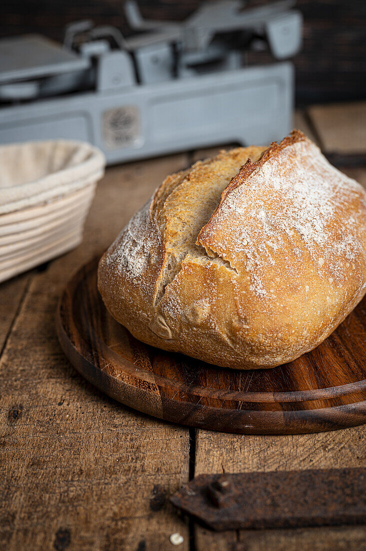 Sauerteigbrot mit Kruste auf Holzbrett