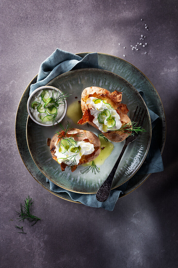 Knusprige Ofenkartoffeln mit Olivenquark, dünnen Gurkenscheiben und Dill