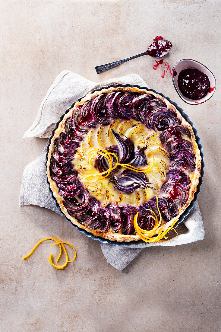 Ziebeltarte mit roten und weißen Zwiebeln und Orangenzesten