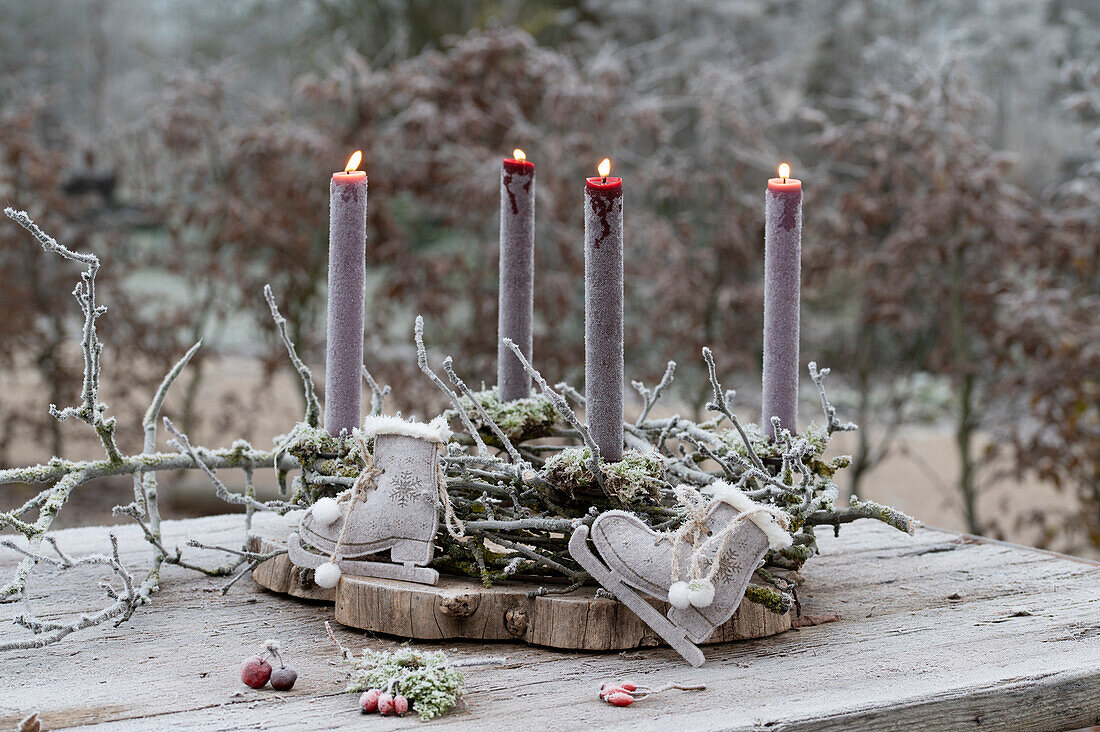 DIY Advent wreath made of branches, decorated with little skates made of felt