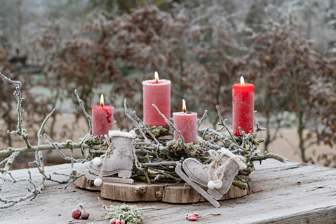 DIY Advent wreath made of branches, decorated with little skates made of felt