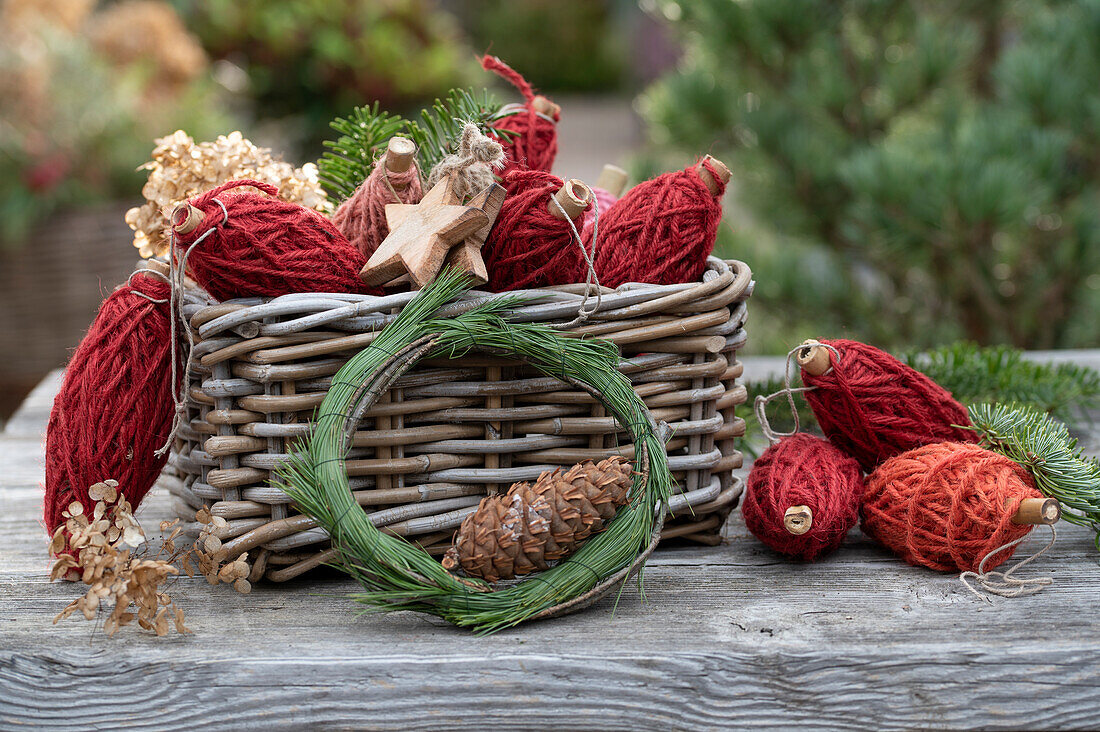 Christmas decoration with wreath and yarn spools