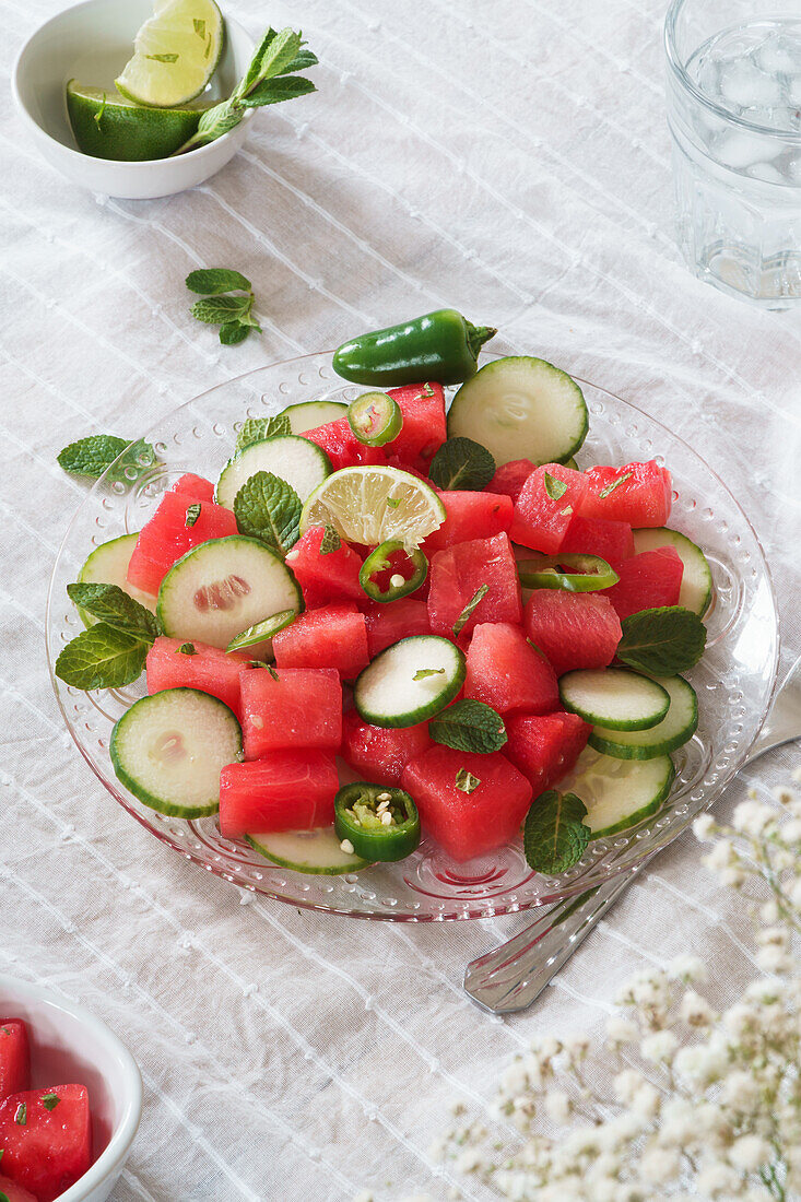 Wassermelonensalat mit Gurken und Chili