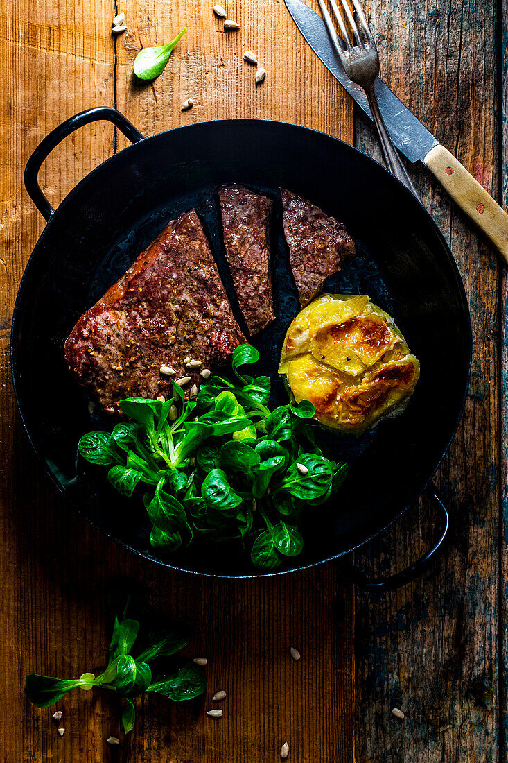 Roast beef with potato-celery gratin and lamb's lettuce