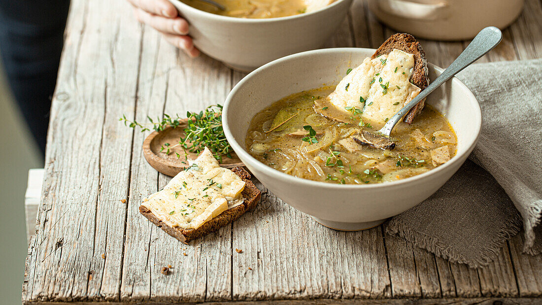 Zwiebelsuppe mit gratiniertem Camembertbrot