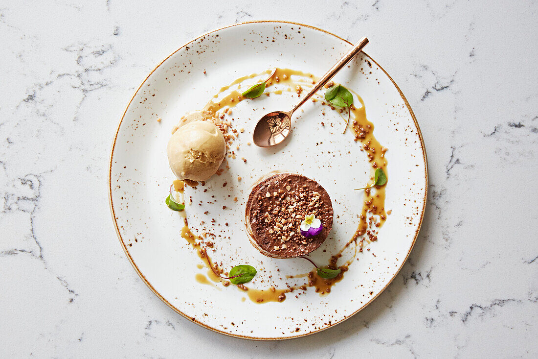 Schoko-Haselnuss-Mousse mit Salzkaramelleis