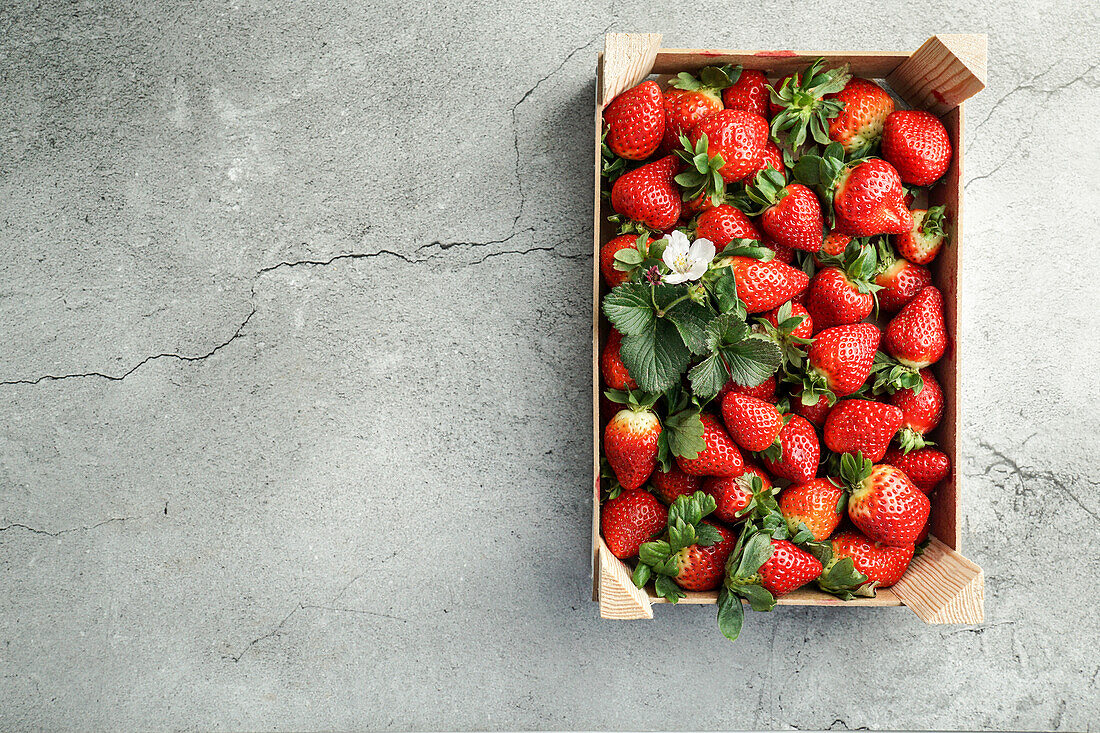 Reife Erdbeeren in einer Holzkiste