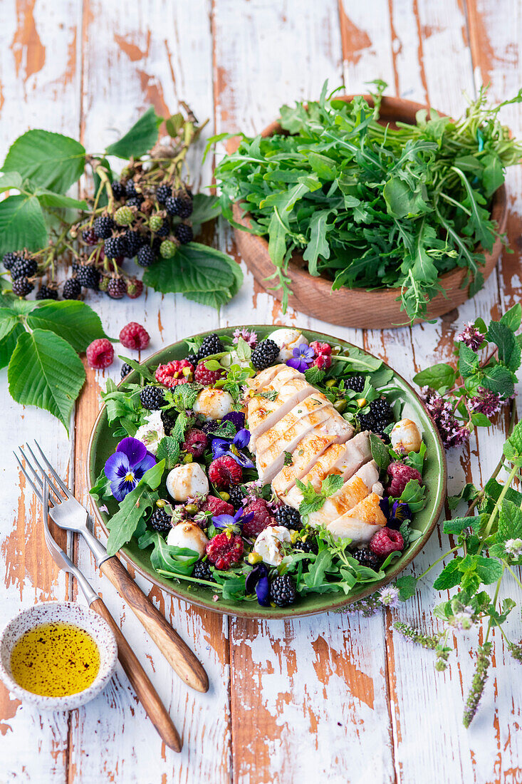 Chicken berry salad with mozzarella, violas and olive oil