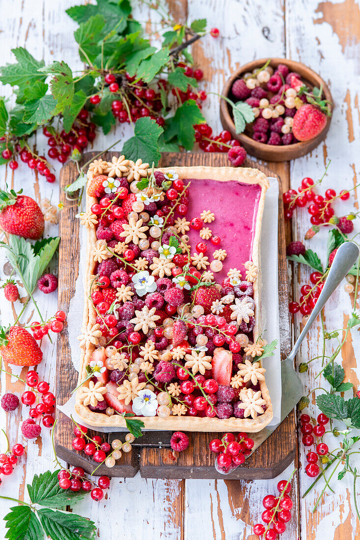 Himbeerkuchen dekoriert mit Beeren und Plätzchen