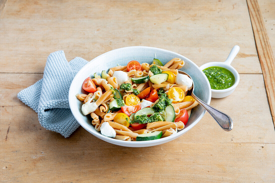 Nudelsalat mit Tomaten, Zucchini, Mozzarella und Pesto