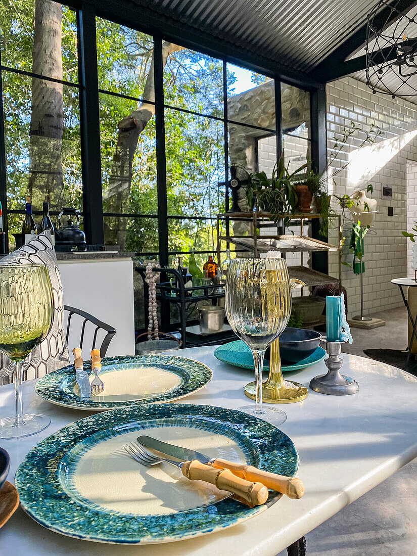 Gedeckter Tisch für Zwei im Glashaus