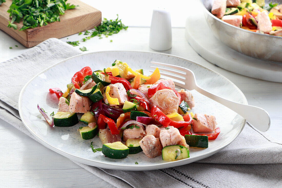 Lachs-Gemüse-Pfanne mit bunten Paprika und Zucchini