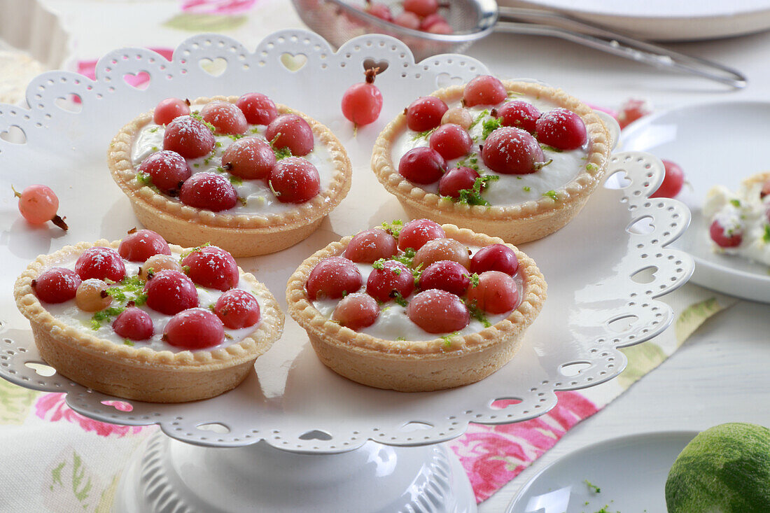 Törtchen mit Mascarpone und roten Stachelbeeren