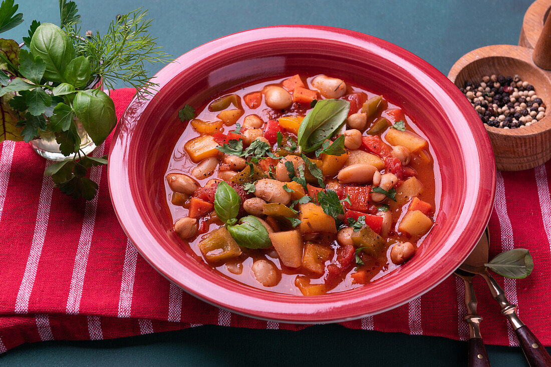 Veganer Gemüse-Eintopf mit weißen Riesenbohnen und Kichererbsen