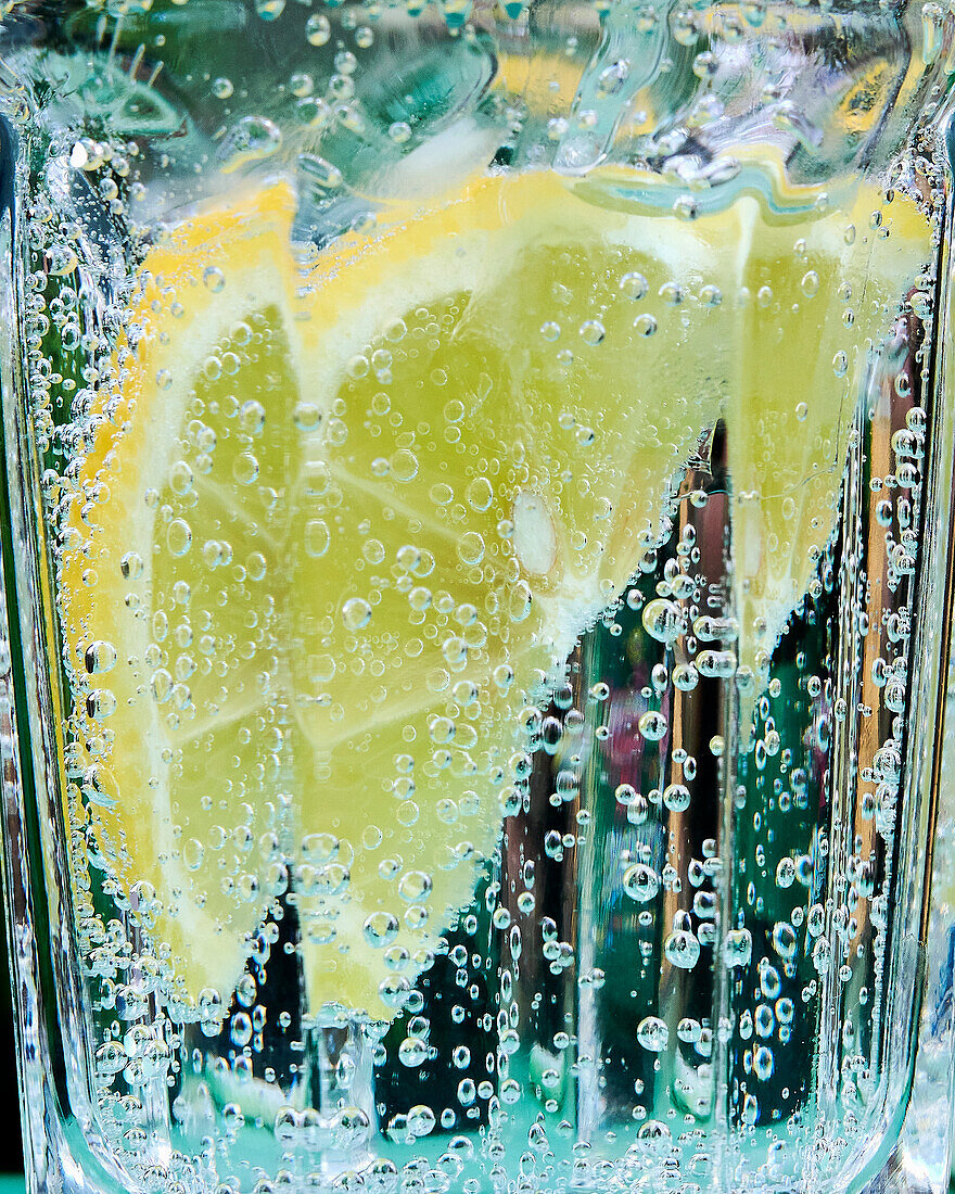 Sodawasser mit Zitrone (Nahaufnahme)