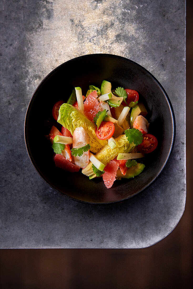 Salat mit Riesengarnelen und rosa Grapefruit