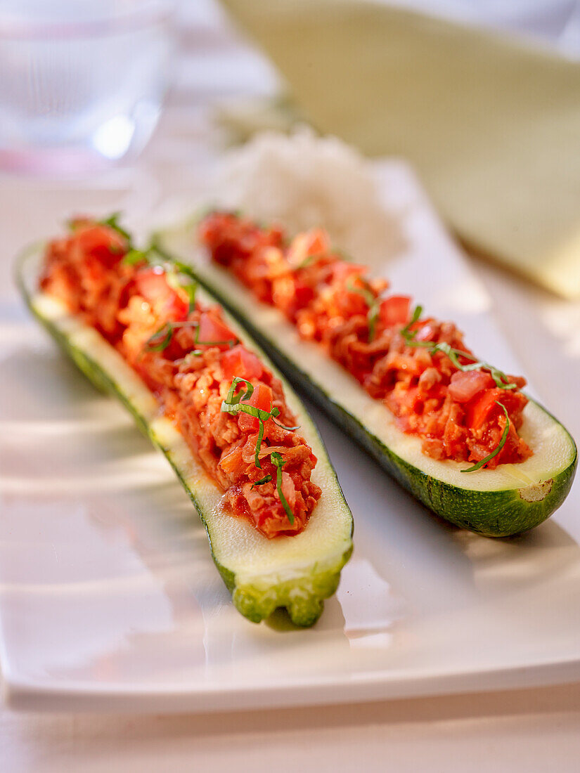 Zucchini mit Gemüsefüllung