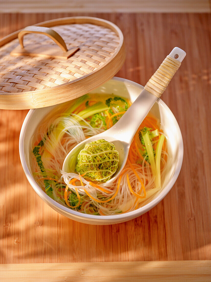 Asiatische Suppe mit Fadennudeln, Gemüse und Wirsingbällchen