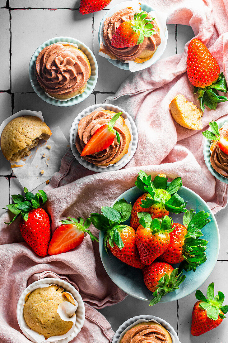 Vegane Schoko-Erdbeer-Cupcakes