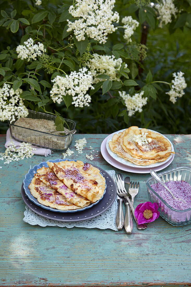 Pfannkuchen mit Rosen-und Holunderblüten