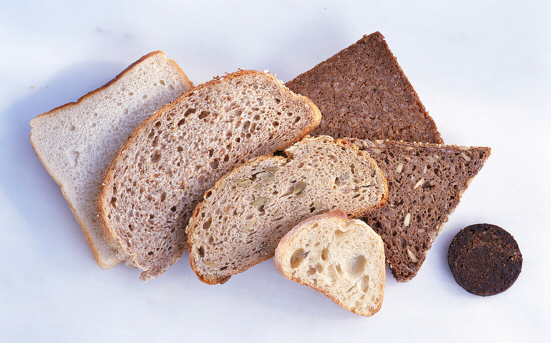 Brotscheiben verschiedener Sorten auf hellem Untergrund