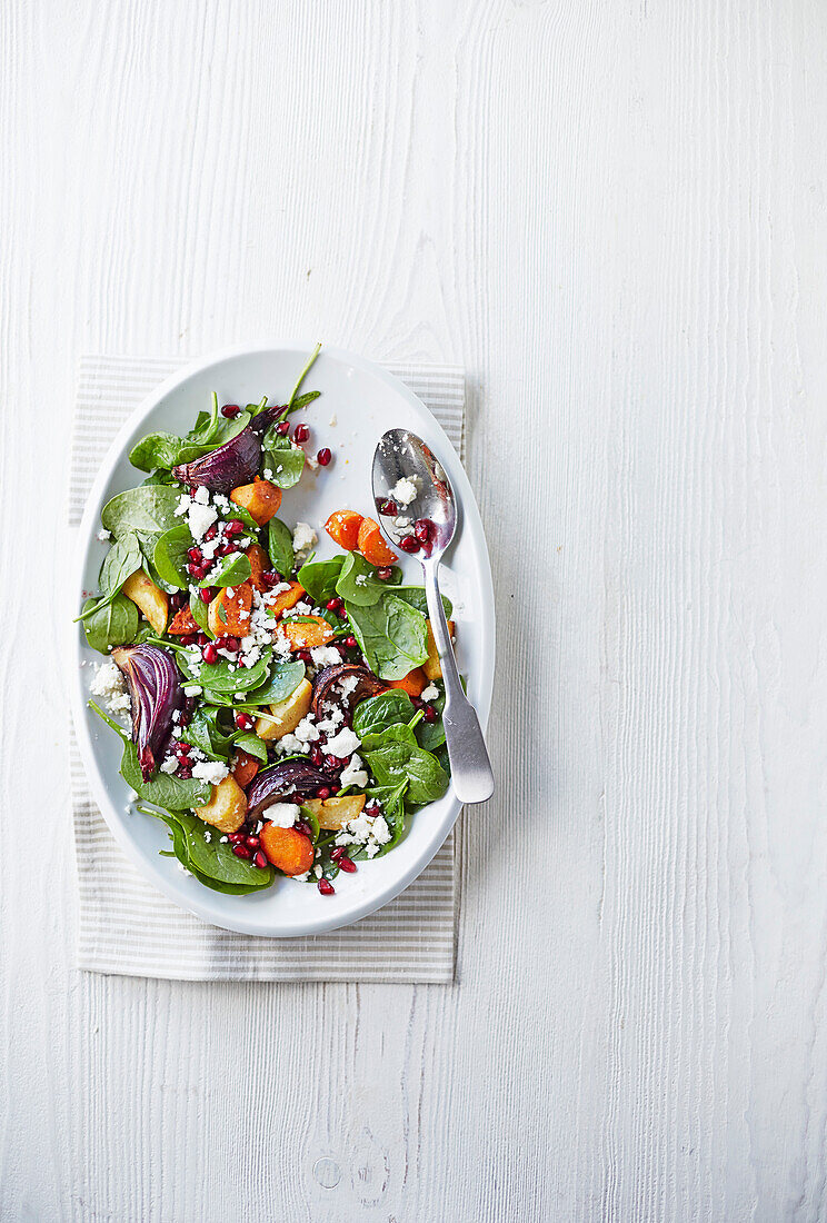 Spinach salad with red onion and feta