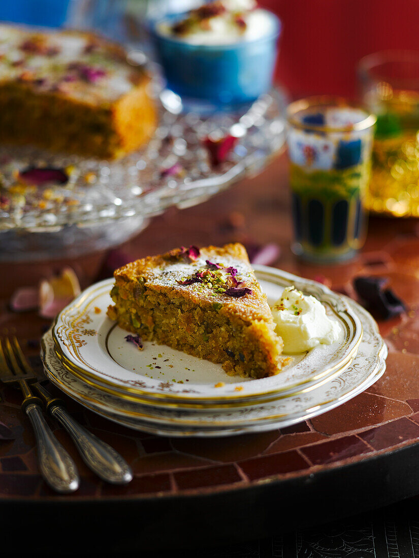 Ein Stück Karottenkuchen mit Pistazien und Kokos